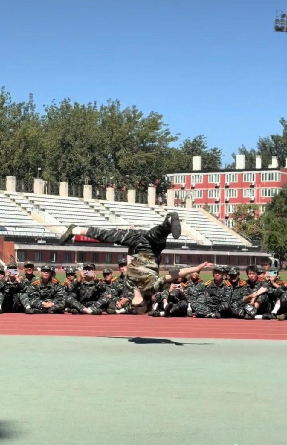 在国内遥遥, 不少新生纷 在国内遥遥, 不少新生纷